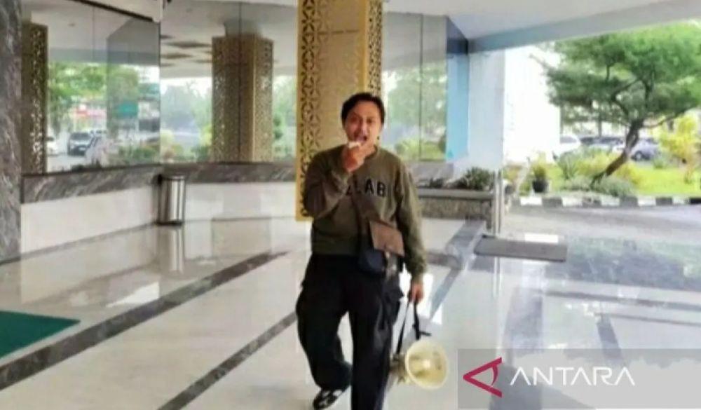 Anaknya Wafat Usai Dirawat, Seorang Ayah Demo di RSUD Karawang