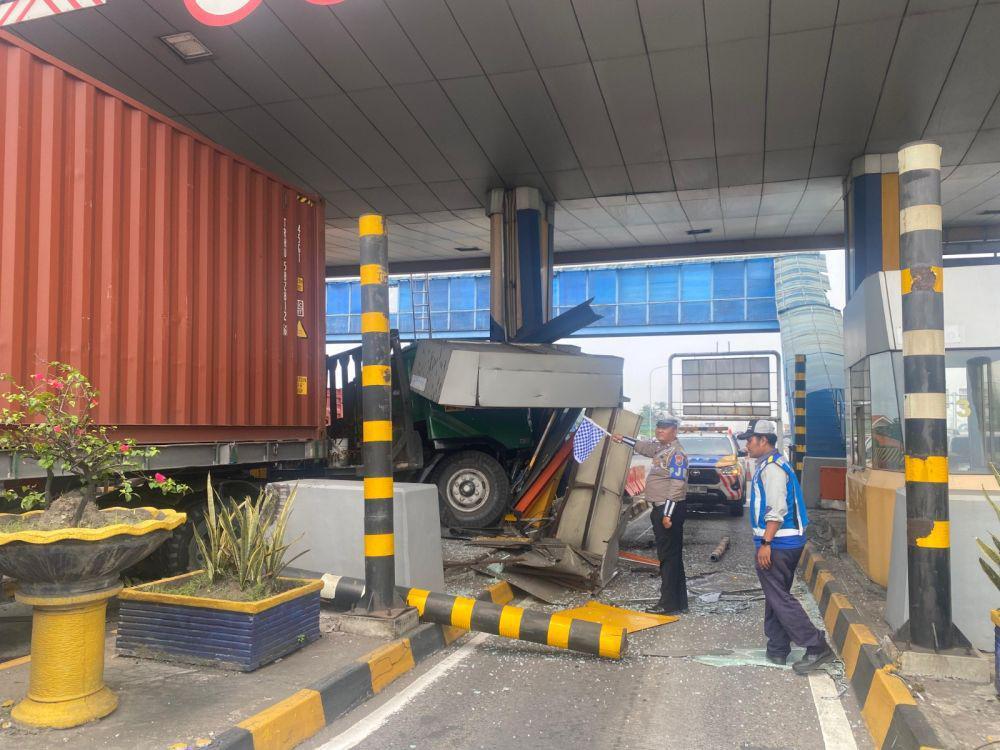 Sopir Ngantuk, Truk Trailer Tabrak Gardu Gerbang Tol Waru