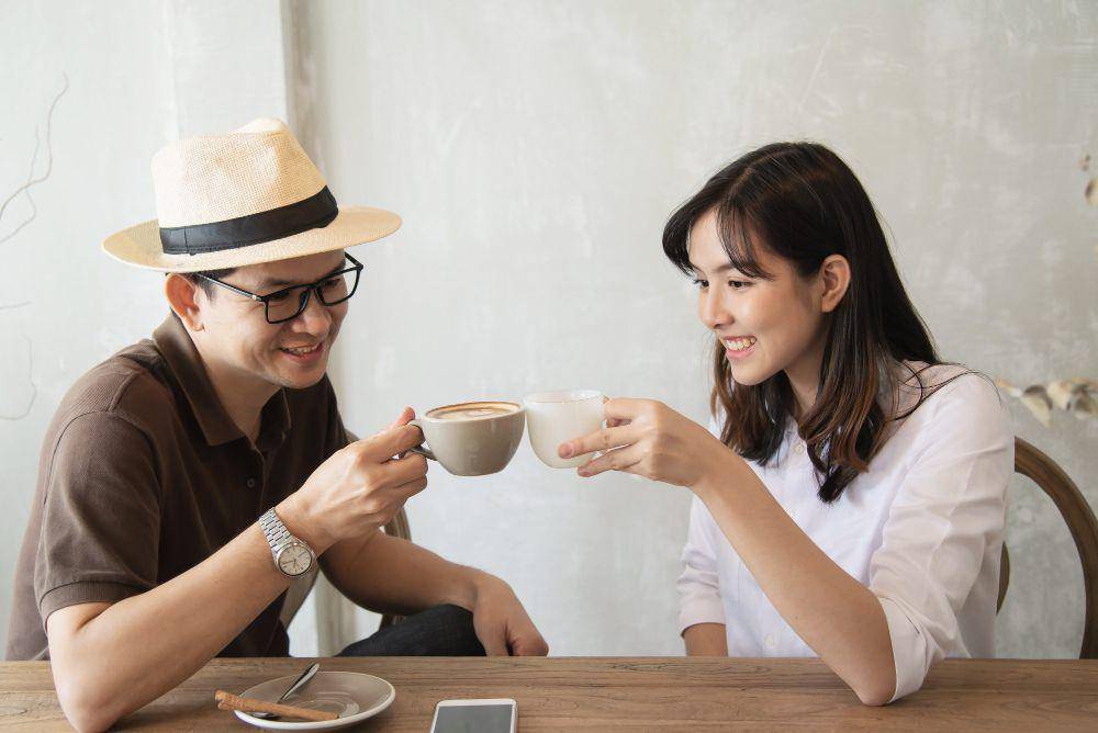 ilustrasi menikmati kopi (freepik.com/jcomp)