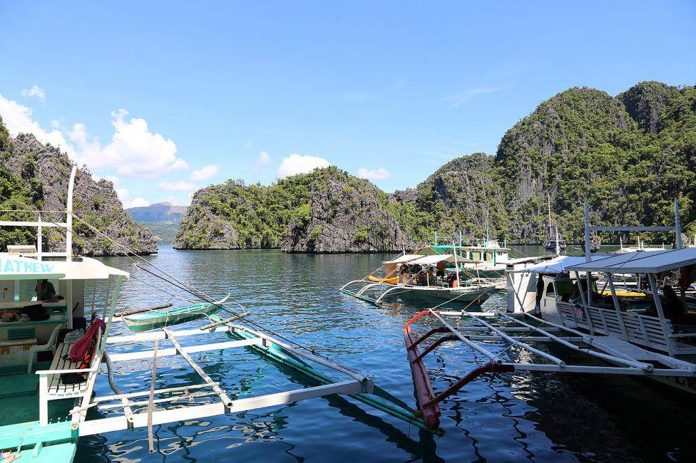 Beberapa perahu di Danau Kayangan (commons.wikimedia/Sailko)
