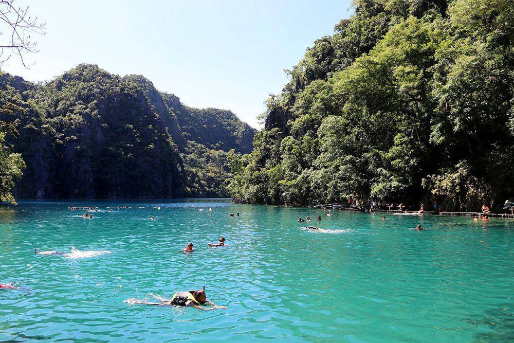 Wisatawan sedang berenang di Danau Kayangan (commons.wikimedia/Sailko)