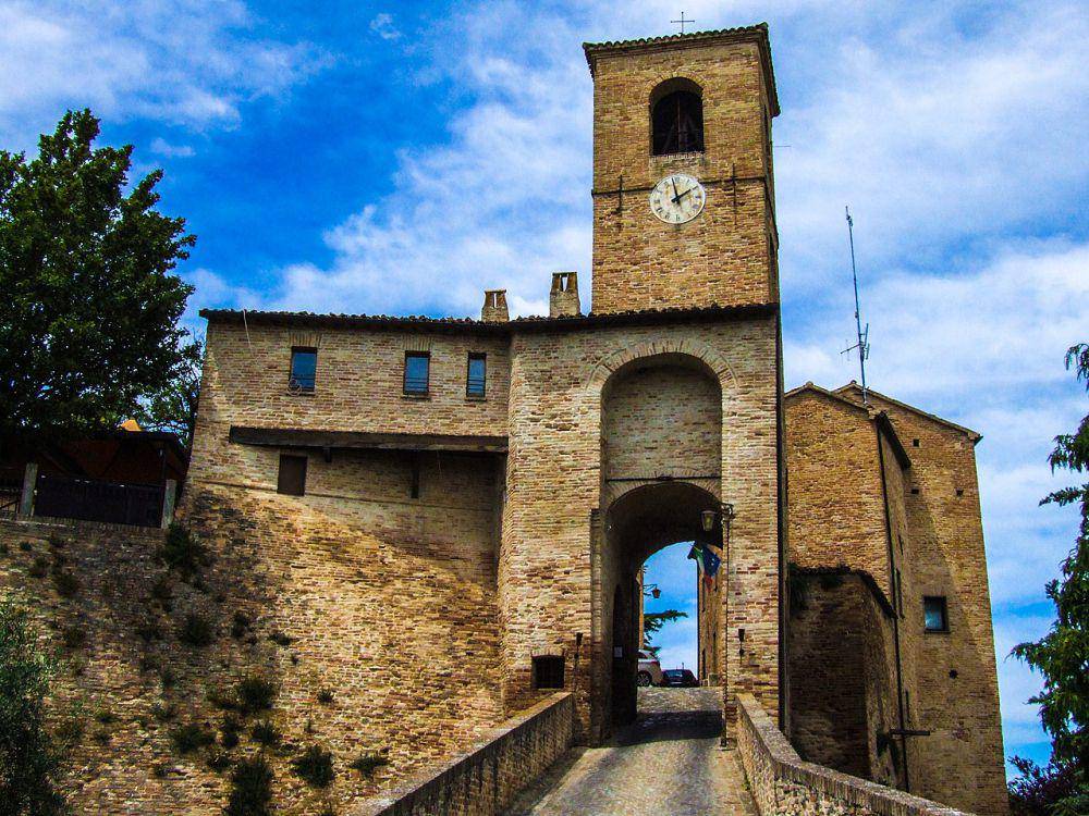Montegridolfo Castle (commons.wikimedia.org/Diego Baglieri)