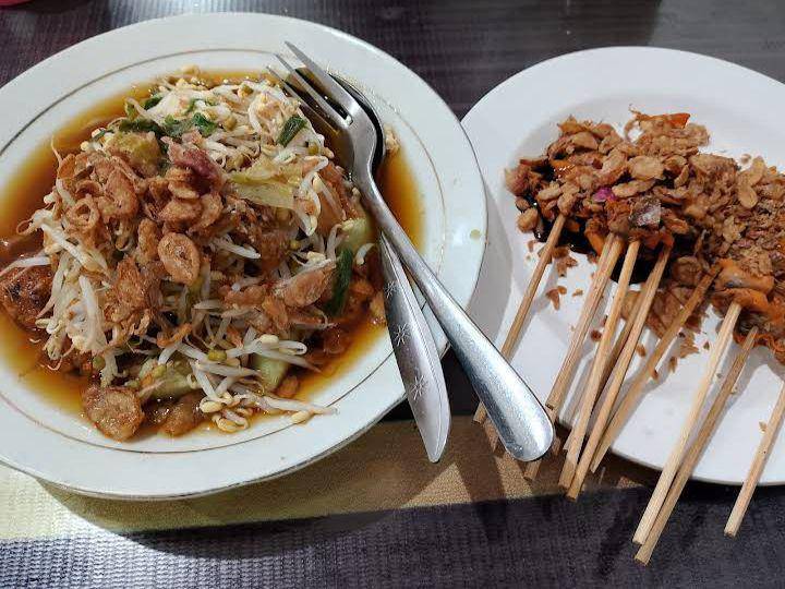 potret menu lontong balap dan sate kerang di Lontong Balap Pak Gendut (google.com/maps/Sansan)