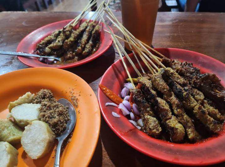 potret menu sate klopo dan lontong di Sate Klopo Ondomohen Bu Asih (google.com/maps/Alvina Joe)
