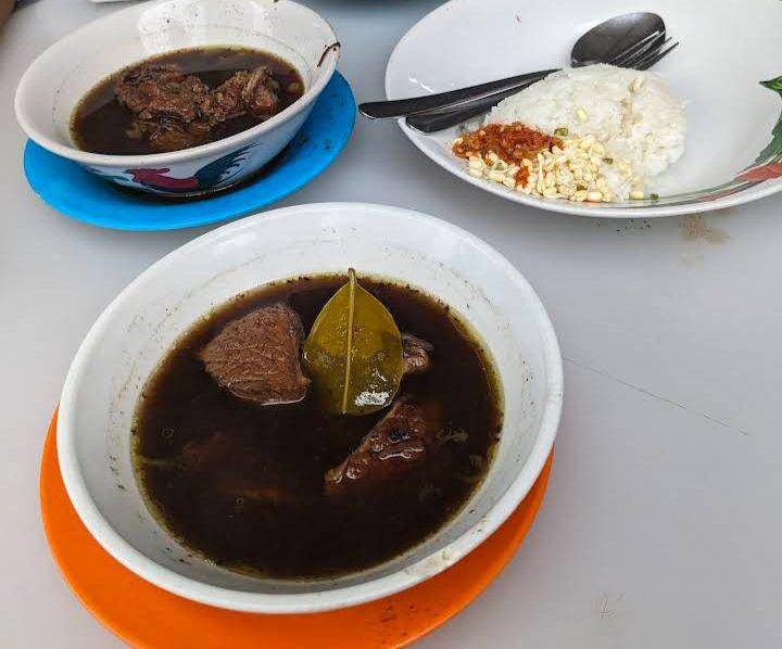 potret nasi rawon campur di Rawon Setan Embong Malang (google.com/maps/Rafli Ramadhan)