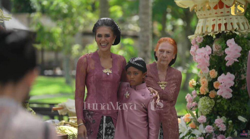 potret keluarga di siraman Luna Maya dan Maxime (YouTube.com/TS Media)