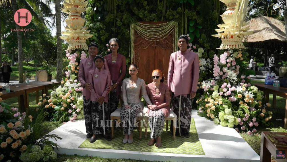 potret keluarga di siraman Luna Maya dan Maxime (YouTube.com/TS Media)