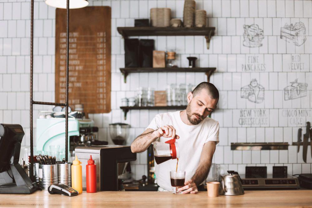 ilustrasi barista menyajikan kopi (freepik.com/garetsvisual)