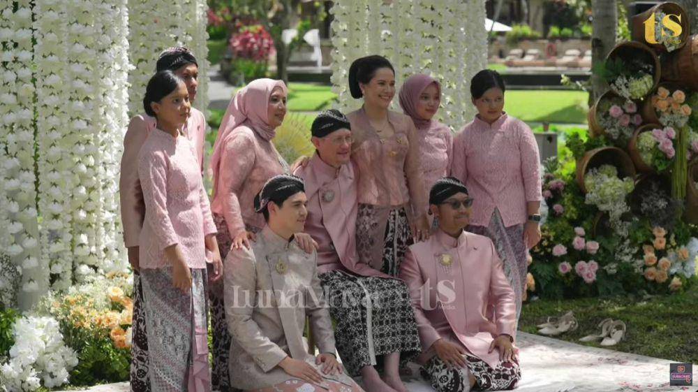 potret keluarga di siraman Luna Maya dan Maxime (YouTube.com/TS Media)