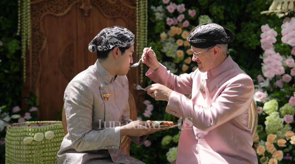 potret keluarga di siraman Luna Maya dan Maxime (YouTube.com/TS Media)
