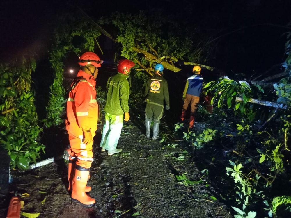Petugas saat evakuasi bencana di Sukabumi (IDN Times/Istimewa)