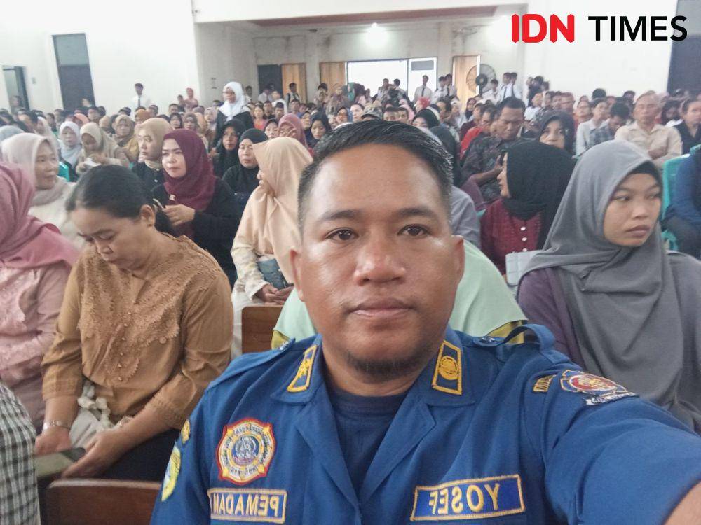 Damkar di Sintang bantu ambilkan amplop kelulusan siswi. (IDN Times/istimewa).