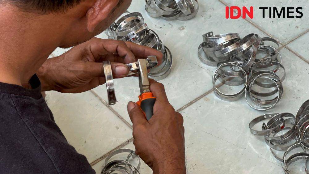 Gelang identitas dipakai jemaah haji Indonesia yang dibuat di Asrama Haji Donohudan, Boyolali. (IDN Times/Larasati Rey