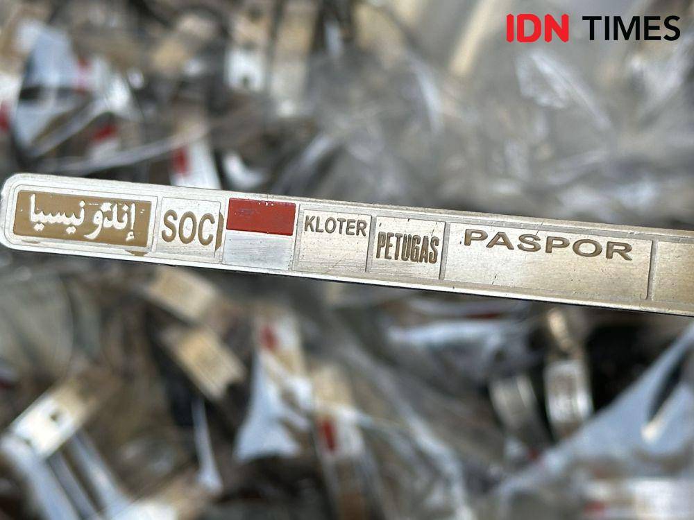 Gelang identitas dipakai jemaah haji Indonesia yang dibuat di Asrama Haji Donohudan, Boyolali. (IDN Times/Larasati Rey)
