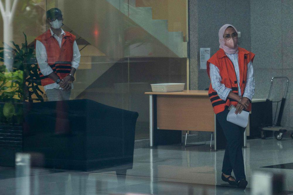 Tersangka kasus dugaan korupsi di PT Angkutan Sungai, Danau dan Penyeberangan (ASDP) Indonesia Ferry (Persero) mantan Direktur Utama PT ASDP tahun 2017-2024 Ira Puspadewi (kanan) dan Direktur Komersial dan Pelayaran PT ASDP tahun 2019-2024 Muhammad Yusuf Hadi (kiri) berjalan keluar menuju mobil tahanan usai menjalani pemeriksaan di Gedung Merah Putih KPK, Jakarta, Jumat (11/4/2025). (ANTARA FOTO/Bayu Pratama S)