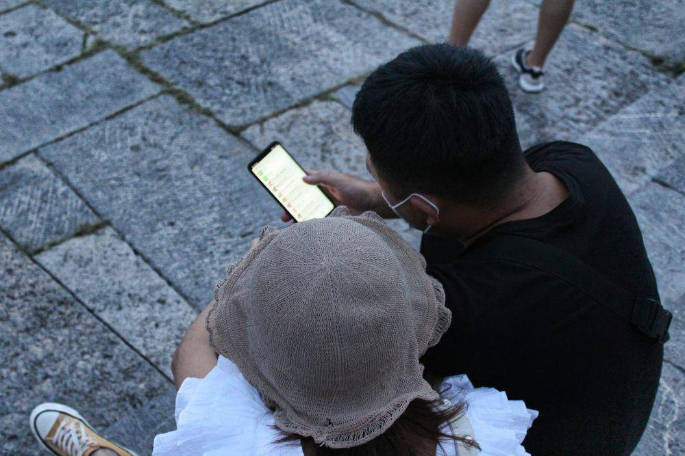 Ilustrasi seseorang mengabaikan teman di sebelahnya (unsplash.com/Antonella Vilardo)