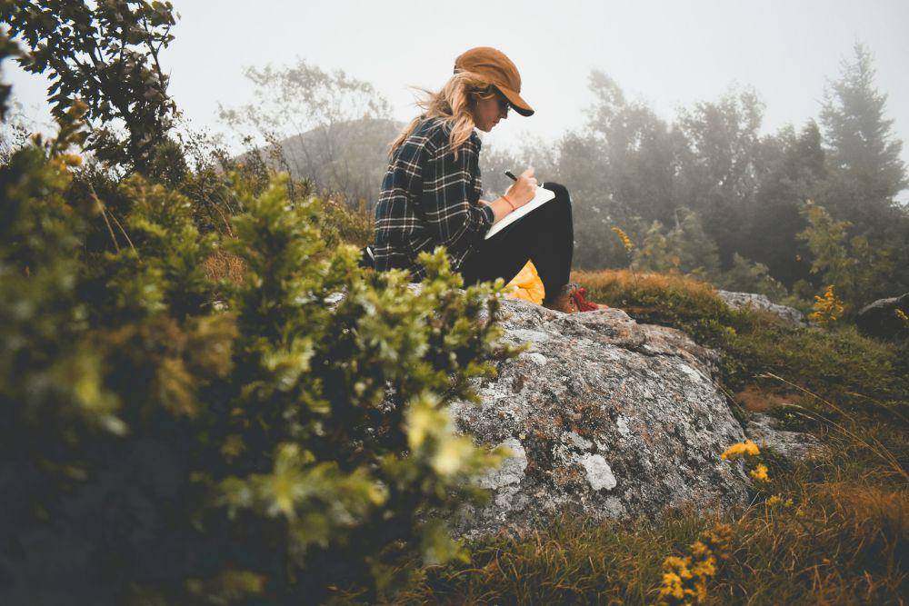 Ilustrasi wanita sedang menulis jurnal (unsplash.com/Ashlyn Ciara)
