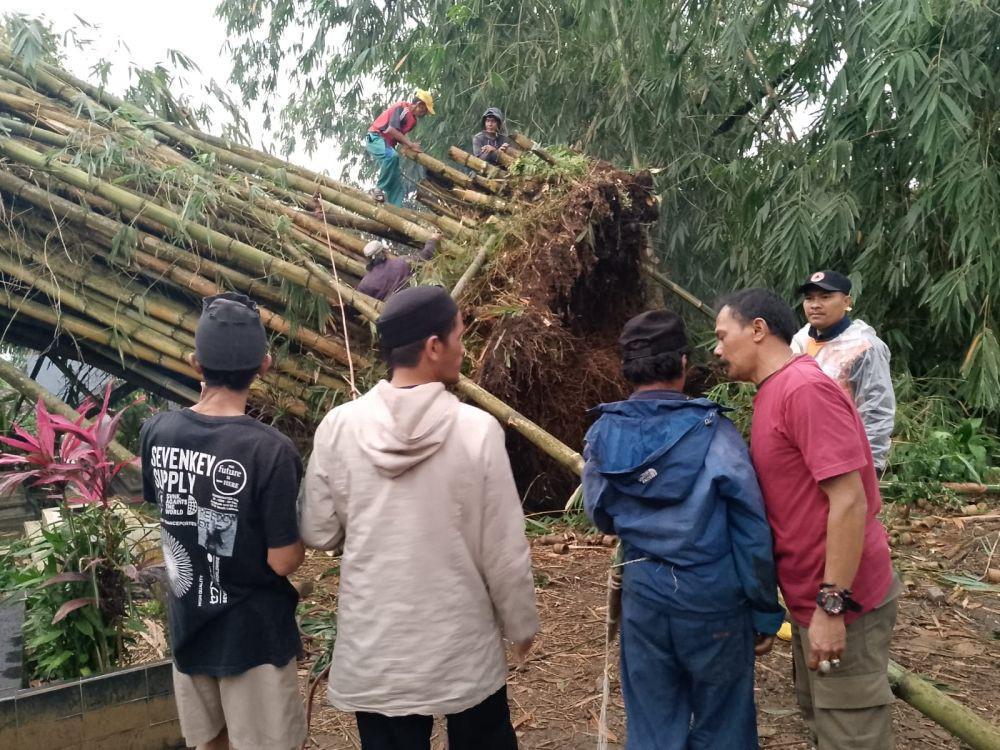 Pohon bambu tumbang timpa 4 rumah warga di Sukabumi (IDN Times/Istimewa)