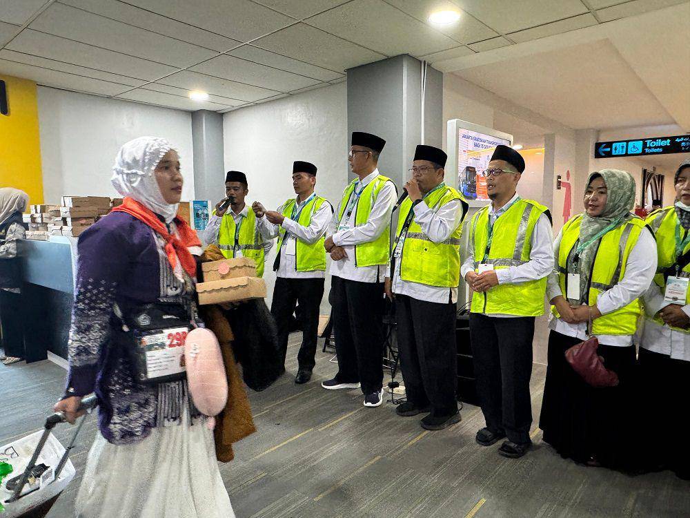 Pegawai Kemenag Sumbar melantunkan salawan untuk menyambut CJH asal Bengkulu (Foto: Kemenag Sumbar)