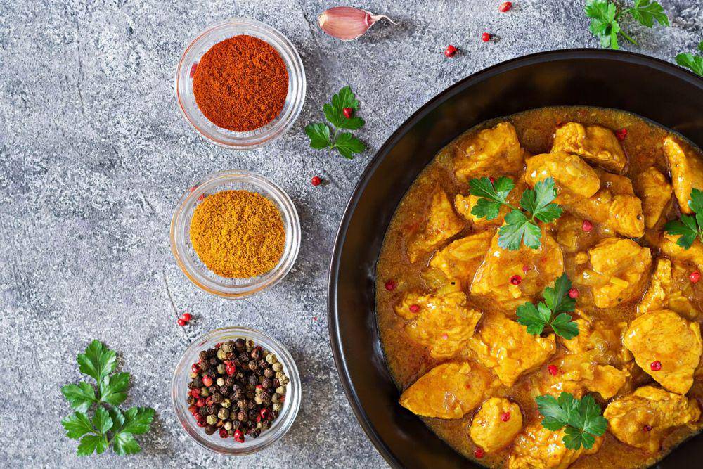 ilustrasi chicken tikka masala (freepik.com/timolina)