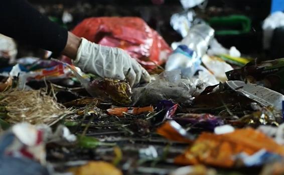 Proses pemilahan sampah di Rumah Pemulihan Material Waste4Change (youtube.com/Waste4Change)