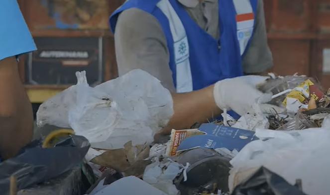Proses pemilahan sampah di Rumah Pemulihan Material Waste4Change (youtube.com/Waste4Change)