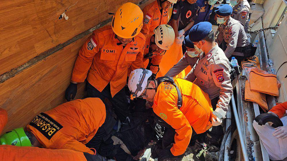 Tim Basarnas mengevakuasi korban kecelakaan Bus ALS di Padang Panjang (Foto: Basarnas Padang)