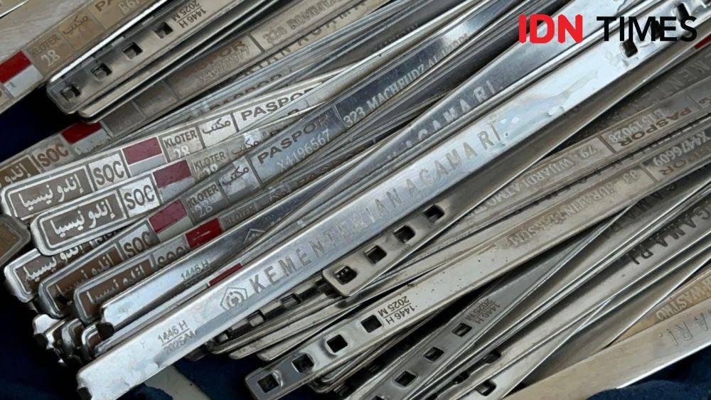 Gelang identitas dipakai jemaah haji Indonesia yang dibuat di Asrama Haji Donohudan, Boyolali. (IDN Times/Larasati Rey