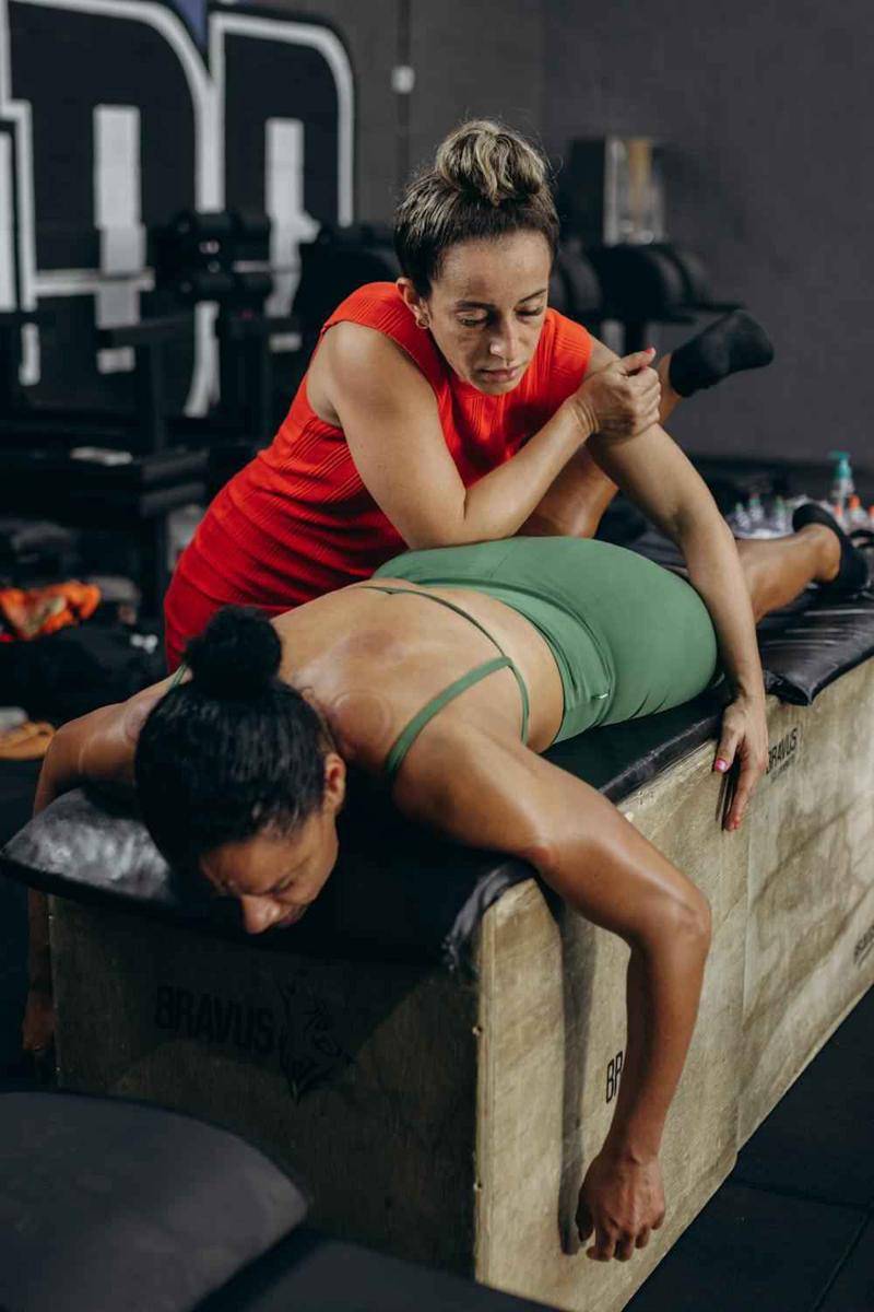 Ilustrasi sosok wanita yang mengalami sakit dan penurunan imunitas ketika overtraining (pexels.com/Jonathan Borba)