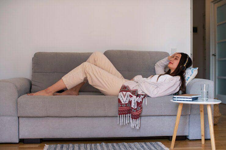 ilustrasi bersantai dengan mendengarkan musik didi sofa (freepik.com/freepik)