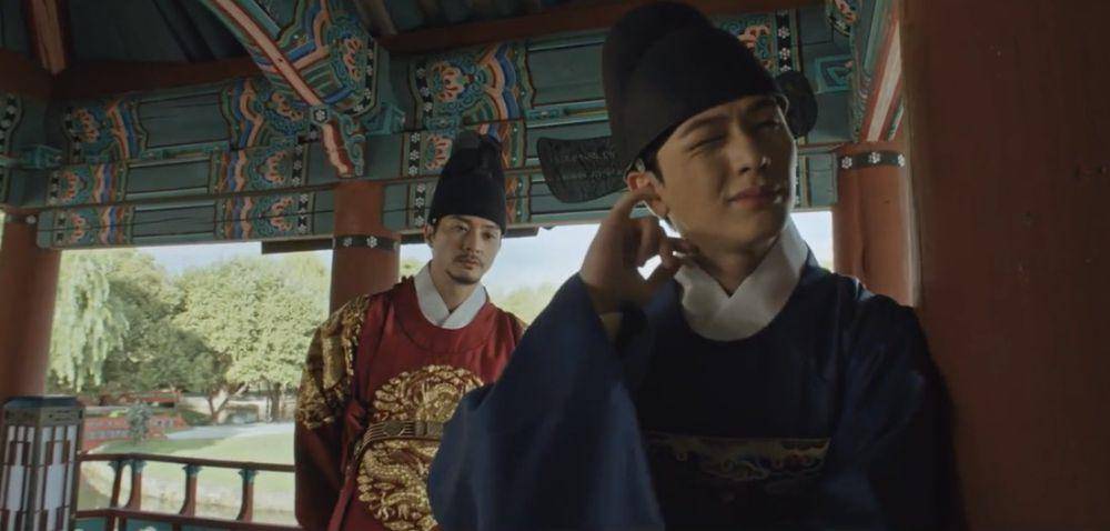 Kim Ji Hoon dan Yook Sung Jae di The Haunted Palace (dok. SBS/The Haunted Palace)