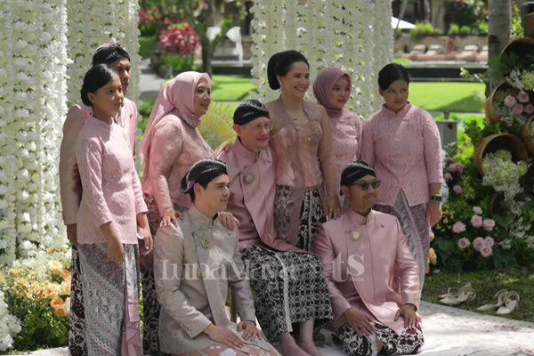 7 Potret Keluarga di Siraman Luna Maya dan Maxime Bouttier