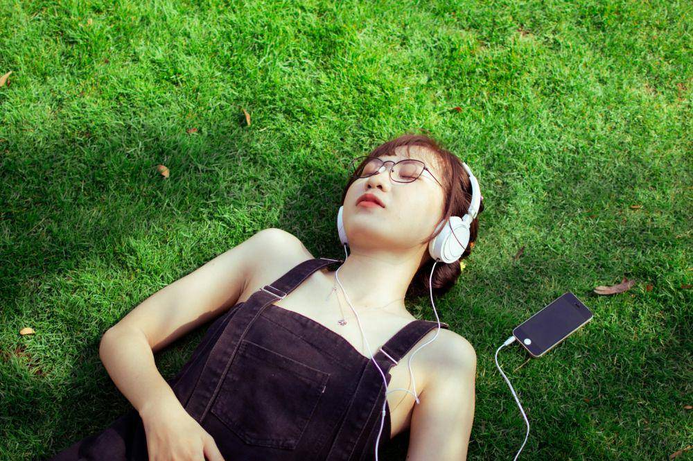 Ilustrasi wanita sedang rileks mendengar musik (unsplash.com/Howz Nguyen)