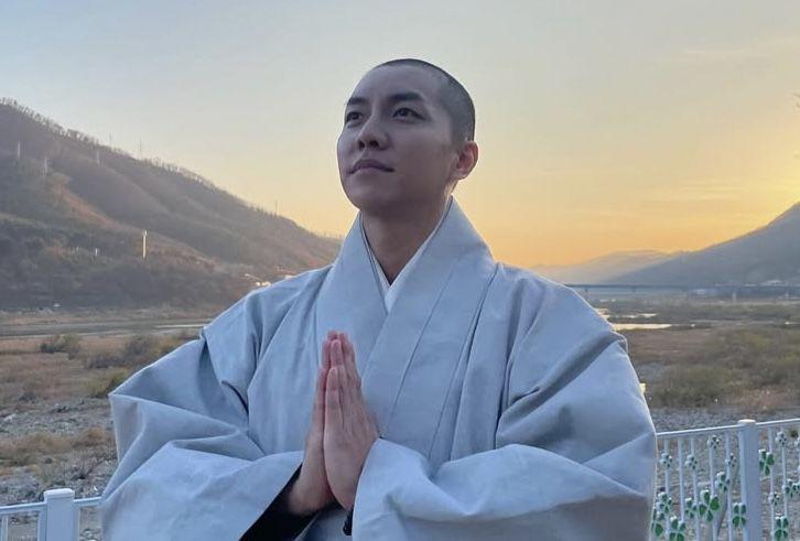 Lee Seung Gi Terima Penghargaan, Sebarkan Nilai Buddha Lewat Film
