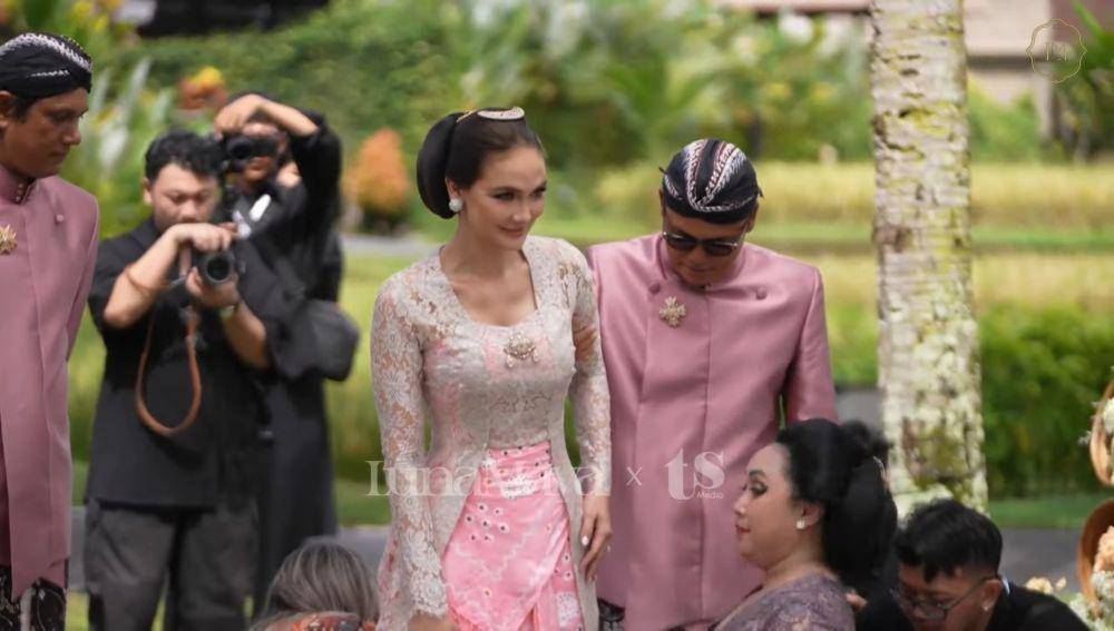 Siraman Luna Maya. (youtube.com/TS Media)