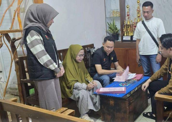 Eks Teller Bank BRI Cabang Bandar Jaya Endang Pristiwati, terpidana korupsi Rp2 miliar ditangkap Kejari Lampung Tengah. (Dok. Kejari Lamteng).