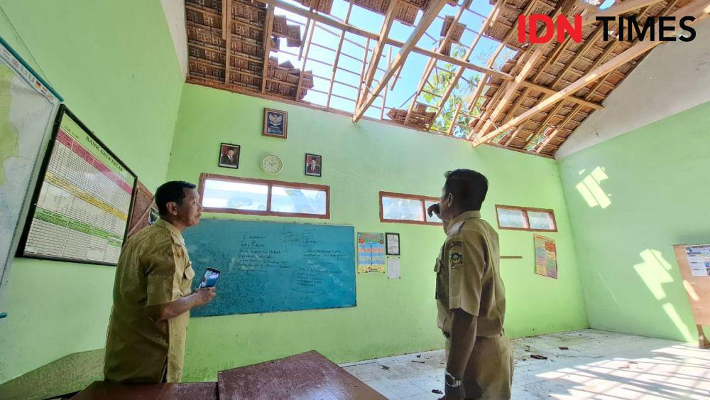 Pohon Trembesi Roboh Timpa Sekolah Dasar di Madiun