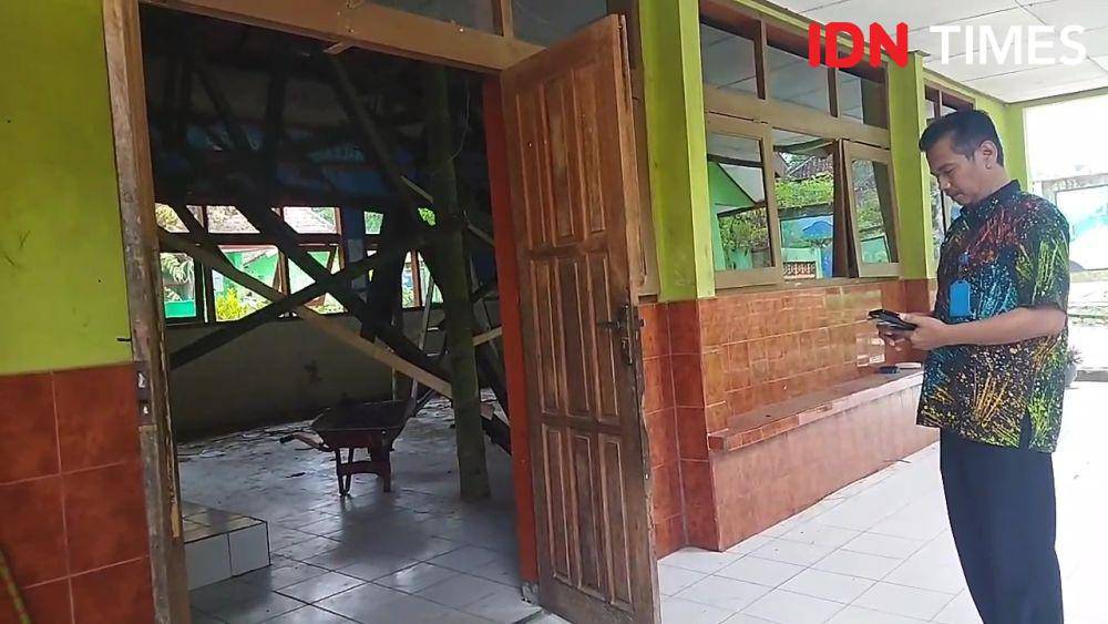 Ruang kelas di SMPN 1 Ngariboyo yang masih aktif digunakan siswa kelas 9 ambruk. IDN Times/ Riyanto.