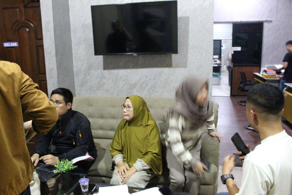Penangkapan terpidana DPO Endang Pristiwati oleh tim Kejari Lampung Tengah. (DOK. Kejari Lampung Tengah).
