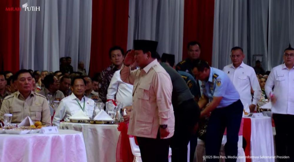 Momen Saat Prabowo Beri Hormat ke Try Sutrisno di Acara Purnawirawan
