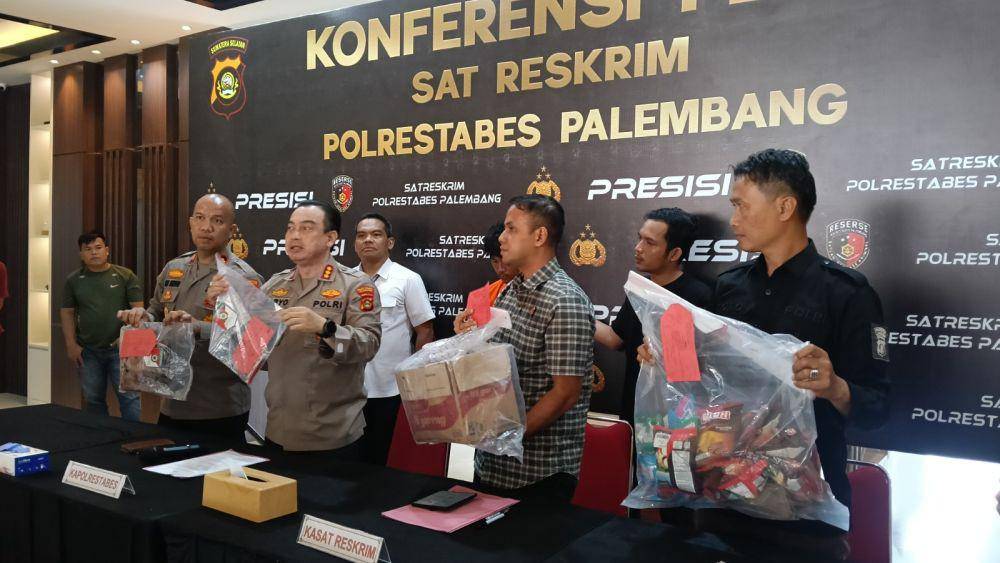 Press rilis Polrestabes Palembang terkait pembunuhan di kawasan Sukarami Palembang (Dok: ist)