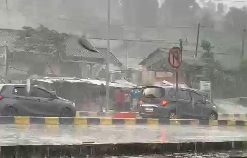 Cuaca Ekstrem Terjang Sukabumi, GT Parungkuda Ditutup Sementara