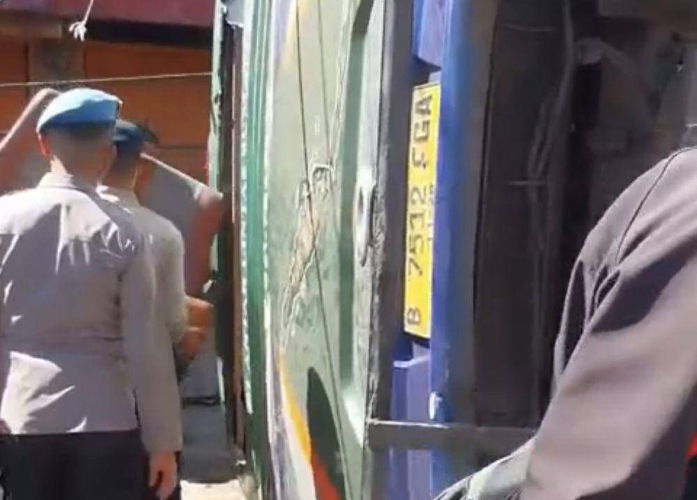 Proses evakuasi korban kecelakaan Bus ALS di Padang Panjang (Foto: Tangkap layar video)