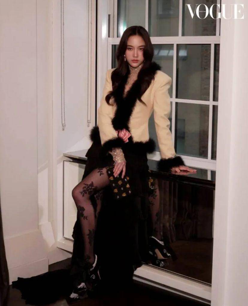 potret Freen Sarocha di Met Gala 2025(instagram.com/voguethailand)
