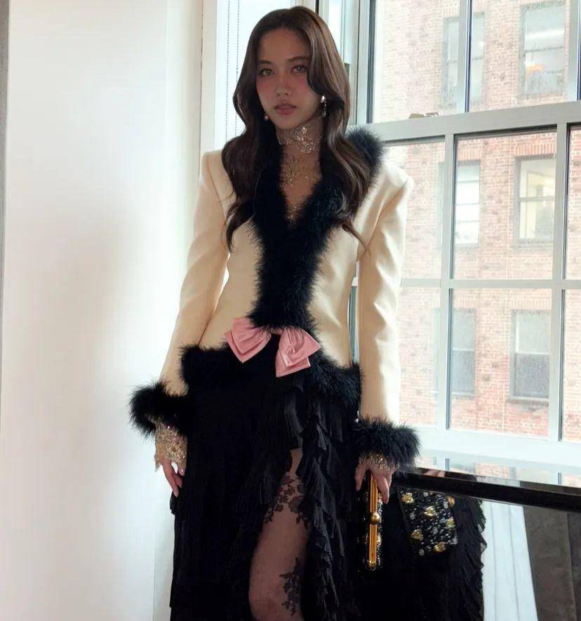 potret Freen Sarocha di Met Gala 2025(instagram.com/voguethailand)