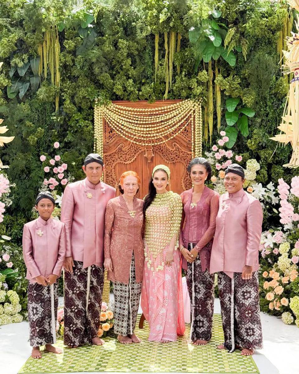 Luna Maya menggelar prosesi siraman menjelang pernikahan. (instagram.com/@mrsayudewi)