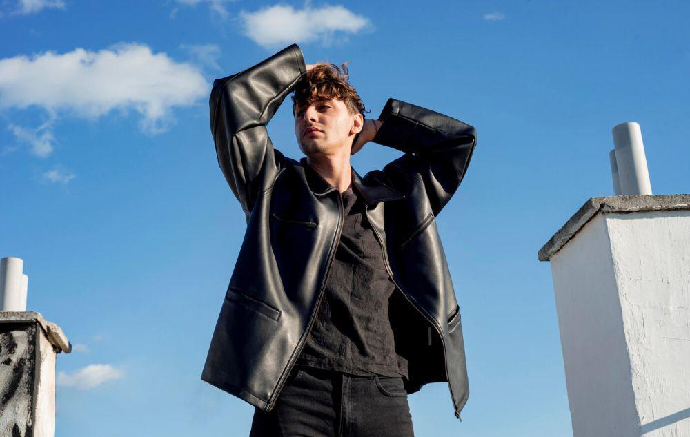 5 Tips Tampil Stylish dengan Outfit Serba Hitam, Anti Monoton!