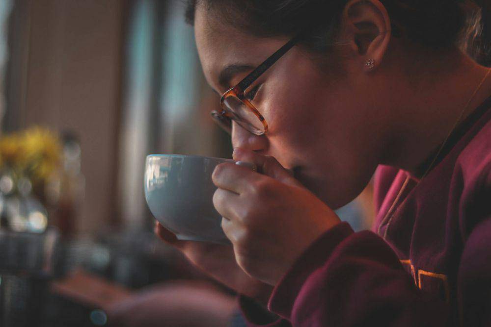 Ilustrasi wanita sedang menikmati teh hangat (unsplash.com/Parker Johnson)