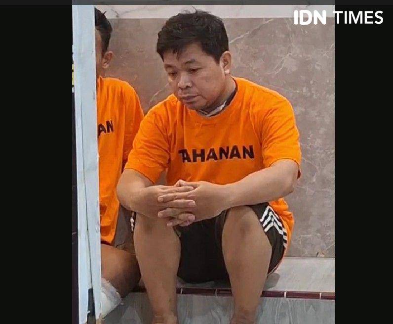 Pria berinisial SD, seorang guru ASN di Makassar, yang jadi tersangka kekerasan seksual di TPA Masjid, Selasa (6/5/2025). IDN Times/Darsil Yahya