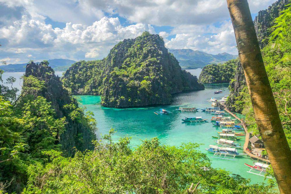 Formasi tebing di sekeliling Danau Kayangan (Pexels/Anuar Gresati)